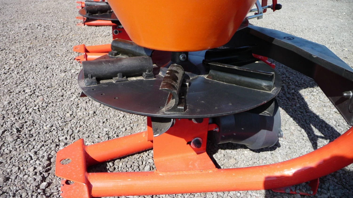 FertCast Tractor Mounted Fertiliser Spreader - Manual Controls 400L - Image 5